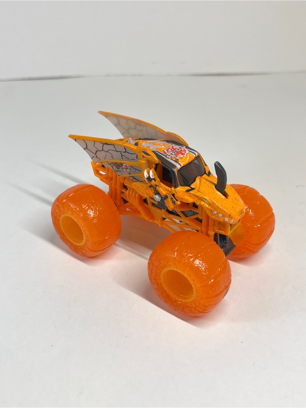 Monster Jam Truck Bakugan Orange Dragonoid Earth Vs Surf Walmar Exclusive 1:64